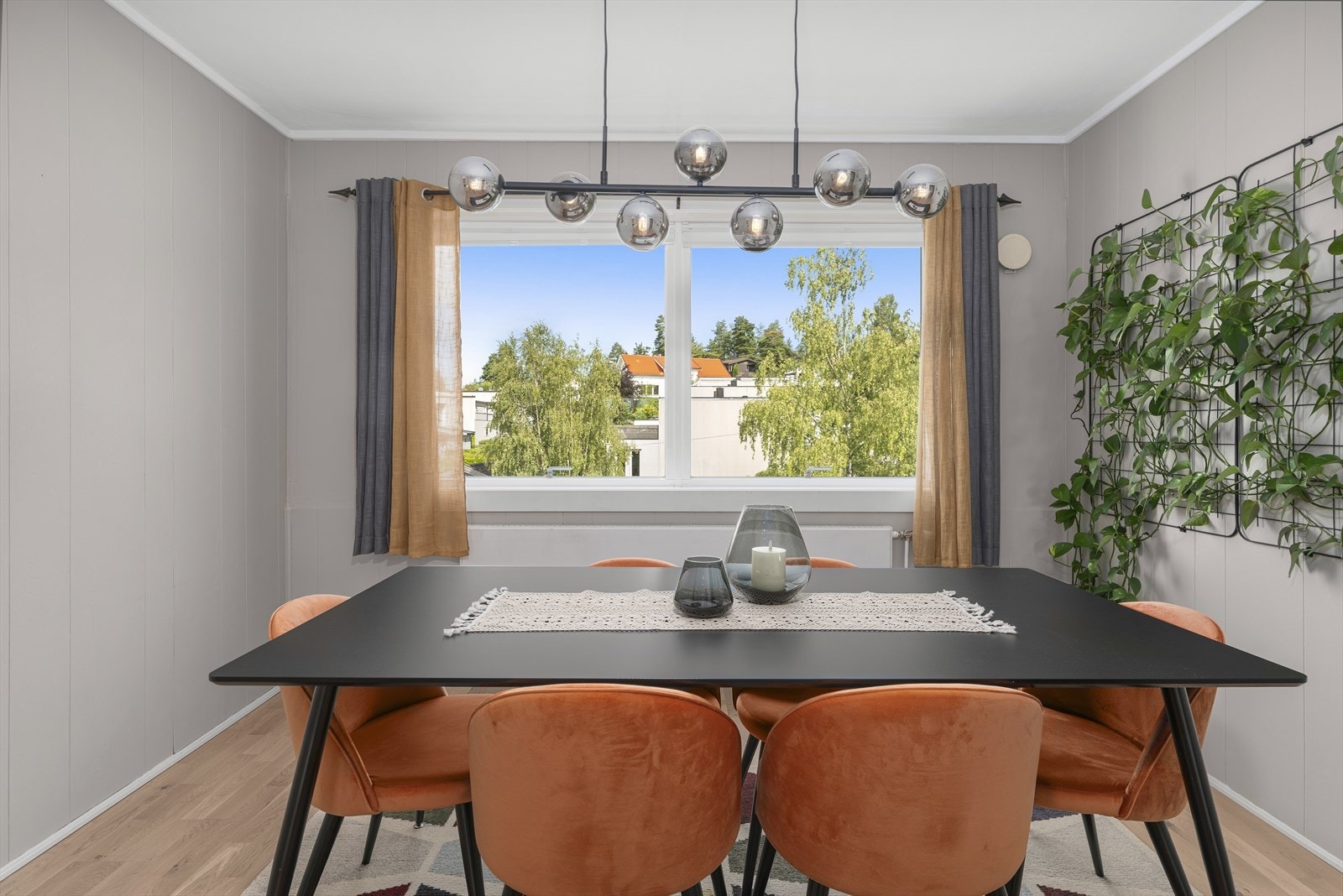 I åpen løsning med kjøkkenet er det avsatt stor plass til spisestue, der spisebordet er plassert ved to store vinduer som gir masse med naturlig lys og bidrar til en koselig atmosfære. Galleribilde