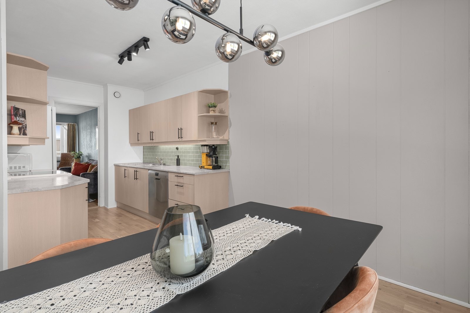 Kjøkkeninnredningen består av glatte fronter, laminat benkeplate, nedfelt oppvaskkum og 1-greps blandebatteri. Det er frittstående kjøl/frys, oppvaskmaskin og komfyr. Galleribilde