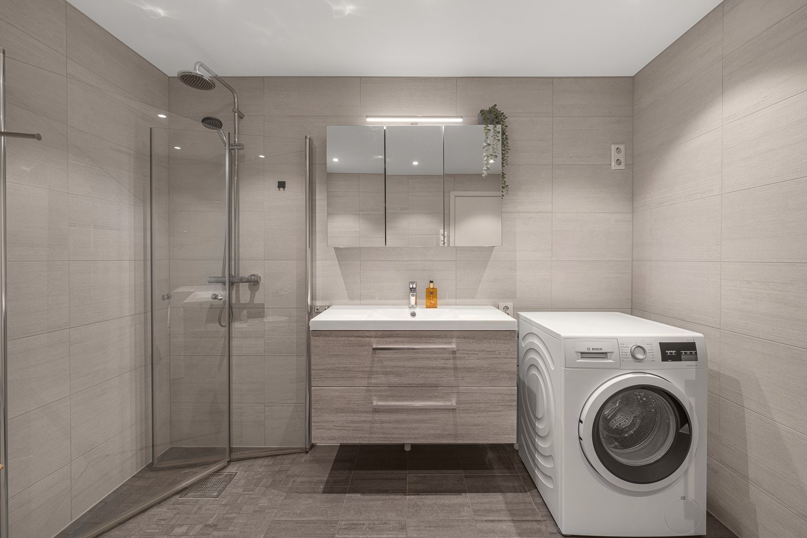 Badet har et tidløst design og fremstår som moderne. Galleribilde