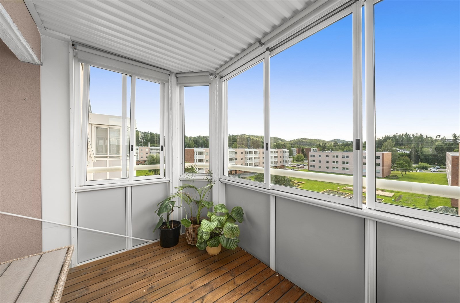 Balkongen er på ca 11m2 med flotte solforhold og utsikt. Vinduene på balkongen kan skyves til side - her kan sommerhalvåret nytes! Galleribilde