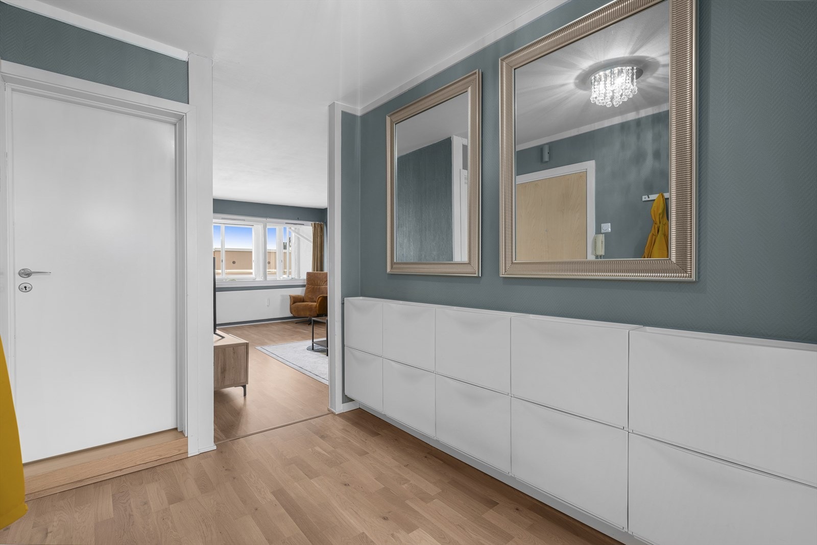 Boligen har en lys entré med plass til å henge fra seg yttertøy og sette fra seg sko. Galleribilde