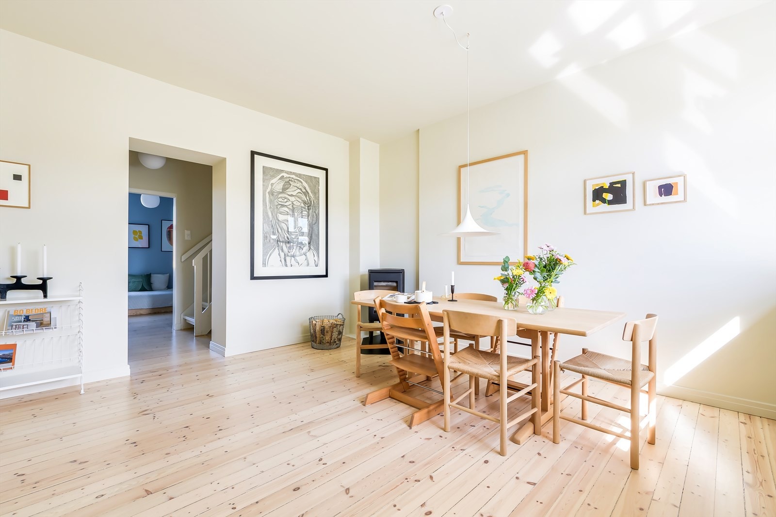 Her er det god plass til å invitere venner og familie til en hyggelig middag rundt spisebordet! Galleribilde