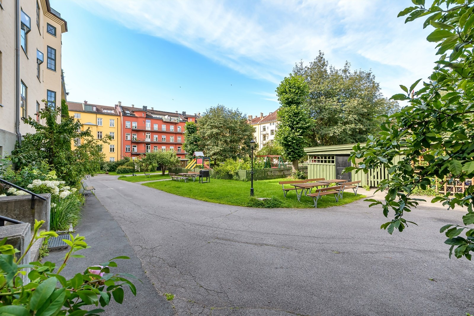 Leiligheten ligger i et hyggelig borettslag som består av 156 andelsleiligheter Galleribilde
