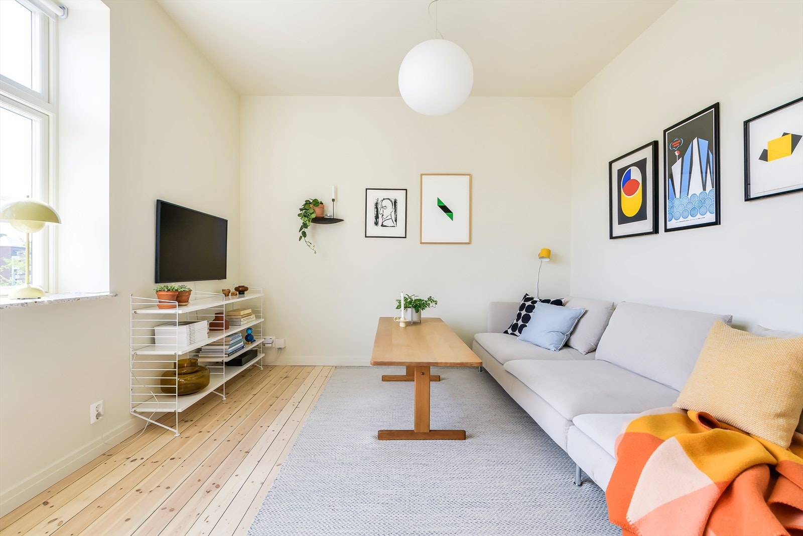 Lun og romslig stue med god plass til sofa, tv-møbler og annet ønsket møblement Galleribilde