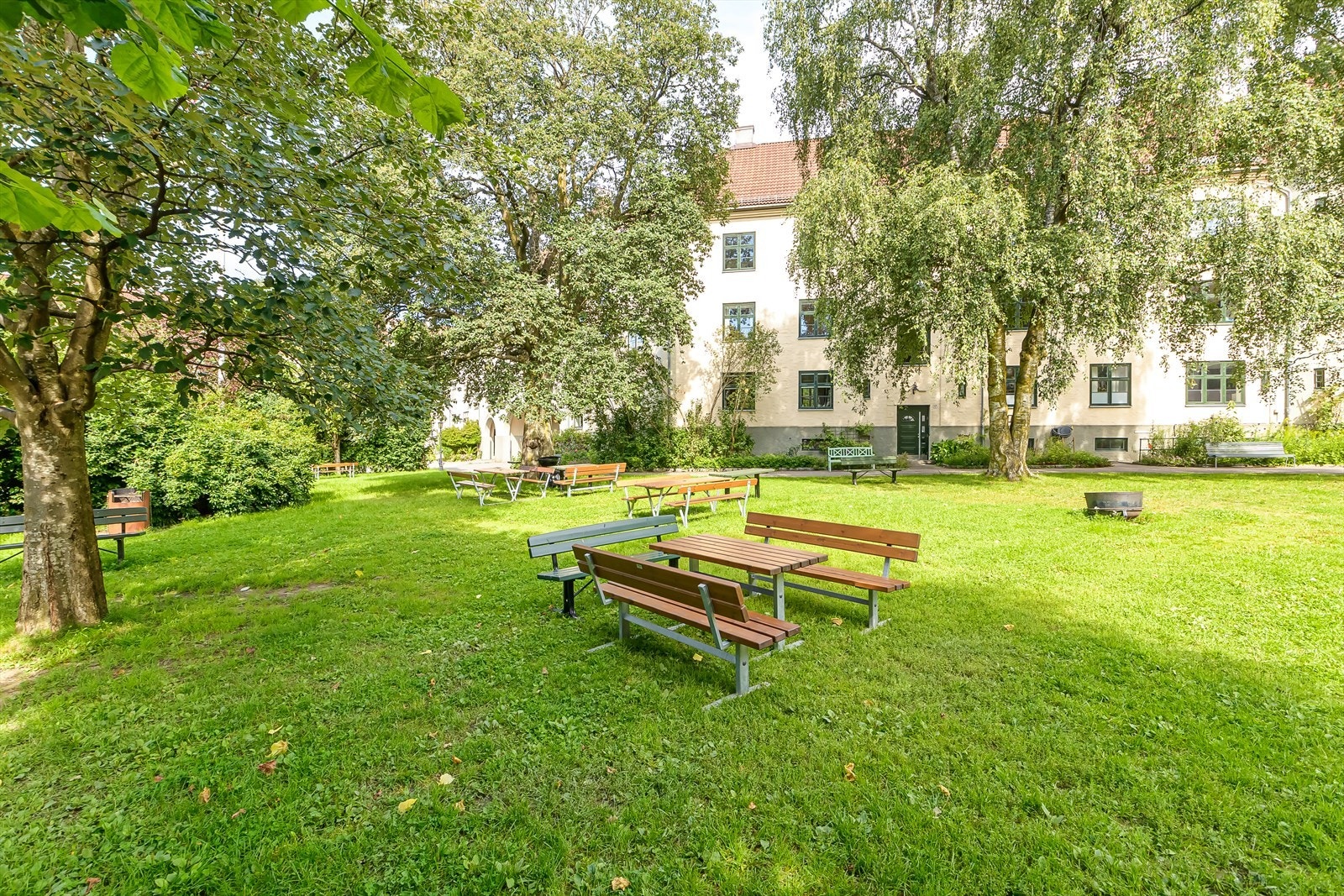 Flott bakgård med pent opparbeidet uteområder med sitteplasser Galleribilde