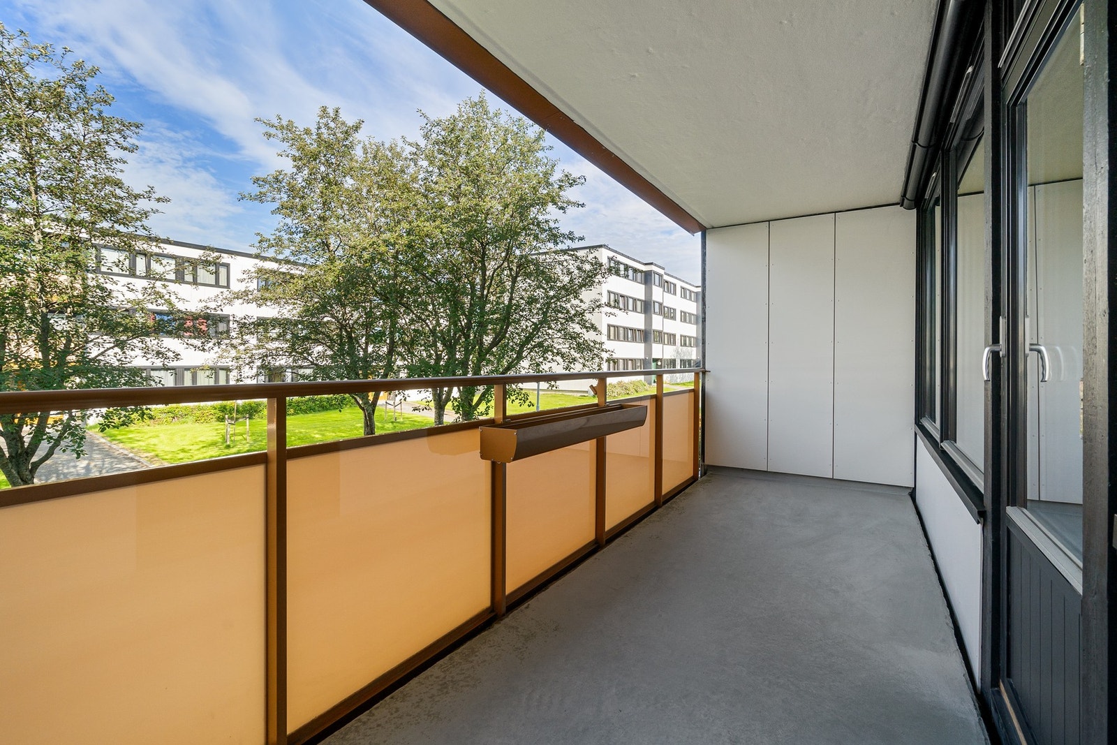 Vendt mot tunet med lite innsyn. Galleribilde