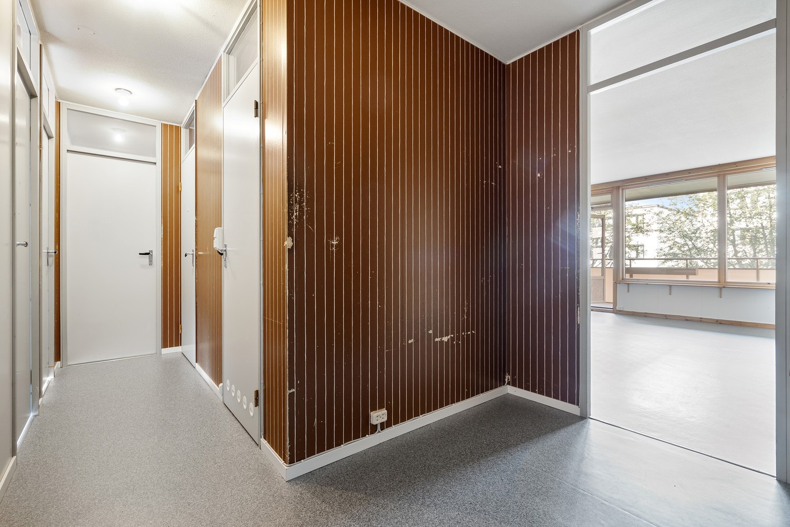 Romslig entre med innebygde garderobeskap. Galleribilde