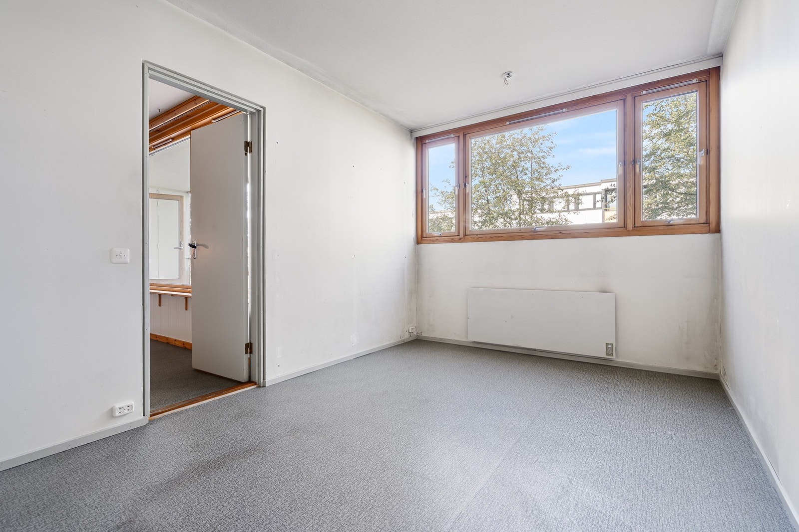 Soverom i tilknytning til stuen med store vindusflater. Galleribilde