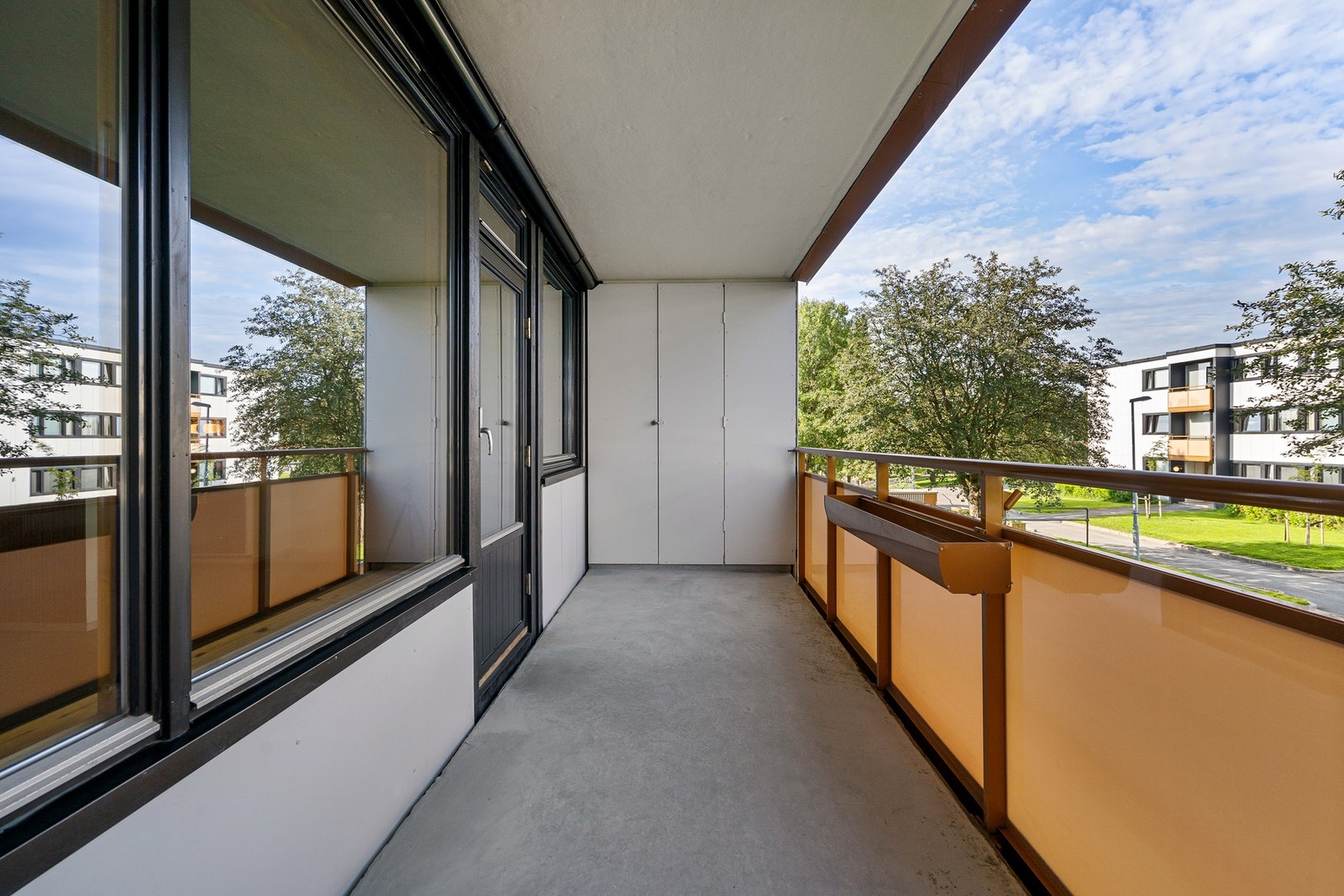 Fra stuen er det utgang til en romslig vestvendt balkong med herlige solforhold. Galleribilde