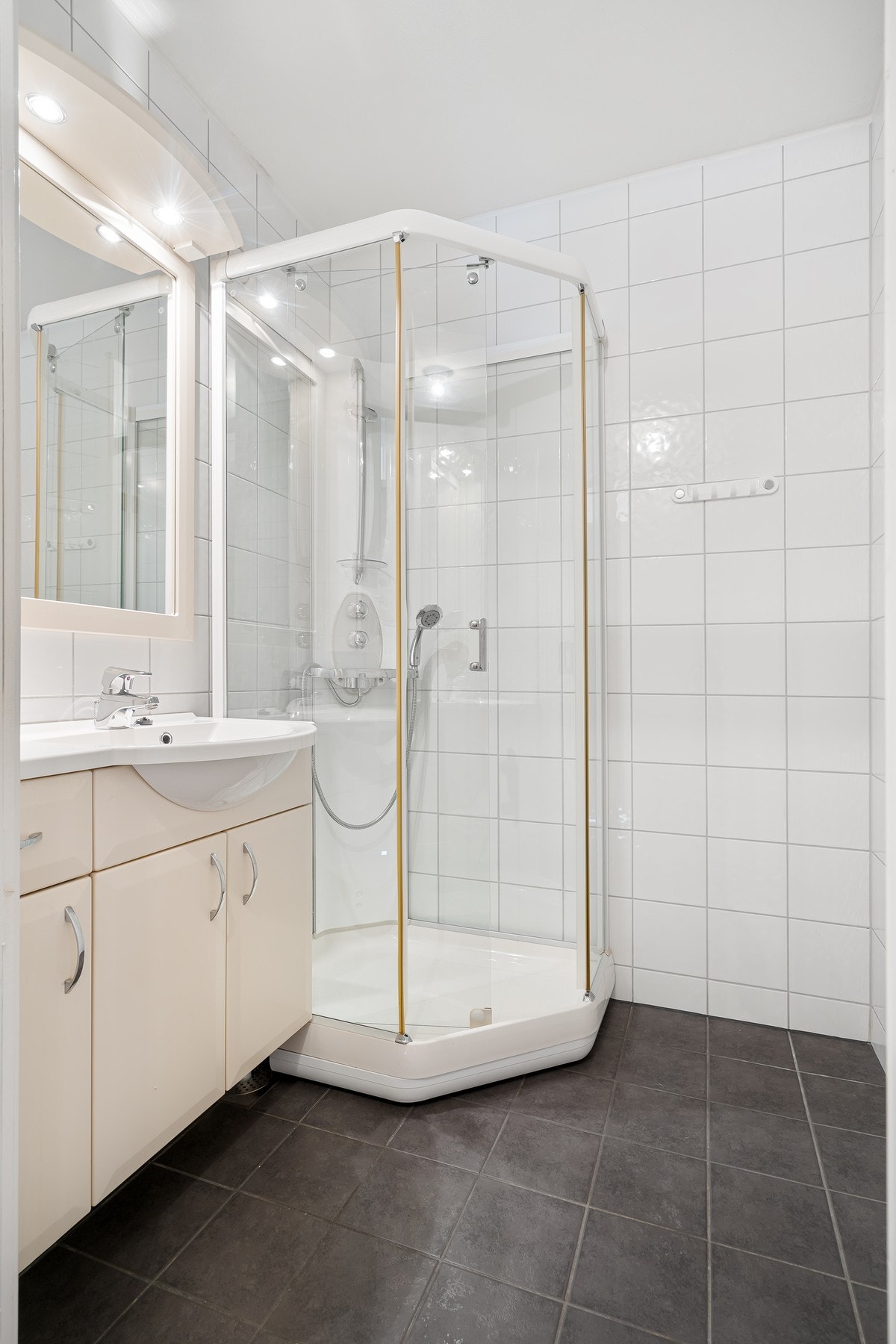 Badet ble oppgradert i 2005 med fliser på vegger og gulv, samt eklektisk gulvvarme. Galleribilde