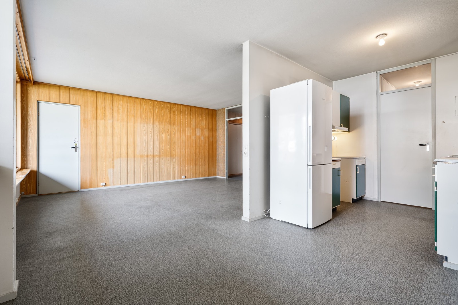 Delvis åpen stue/kjøkken løsning med plass til spisebord for sosiale sammenkomster. Galleribilde