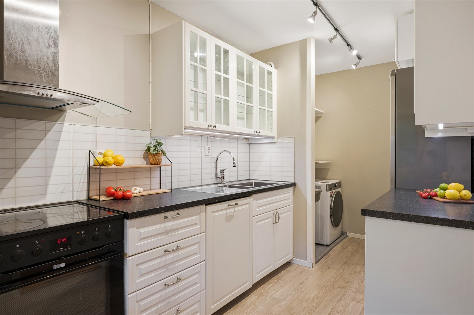 - Godt med skap- og benkeplass til glede for kokken - Galleribilde