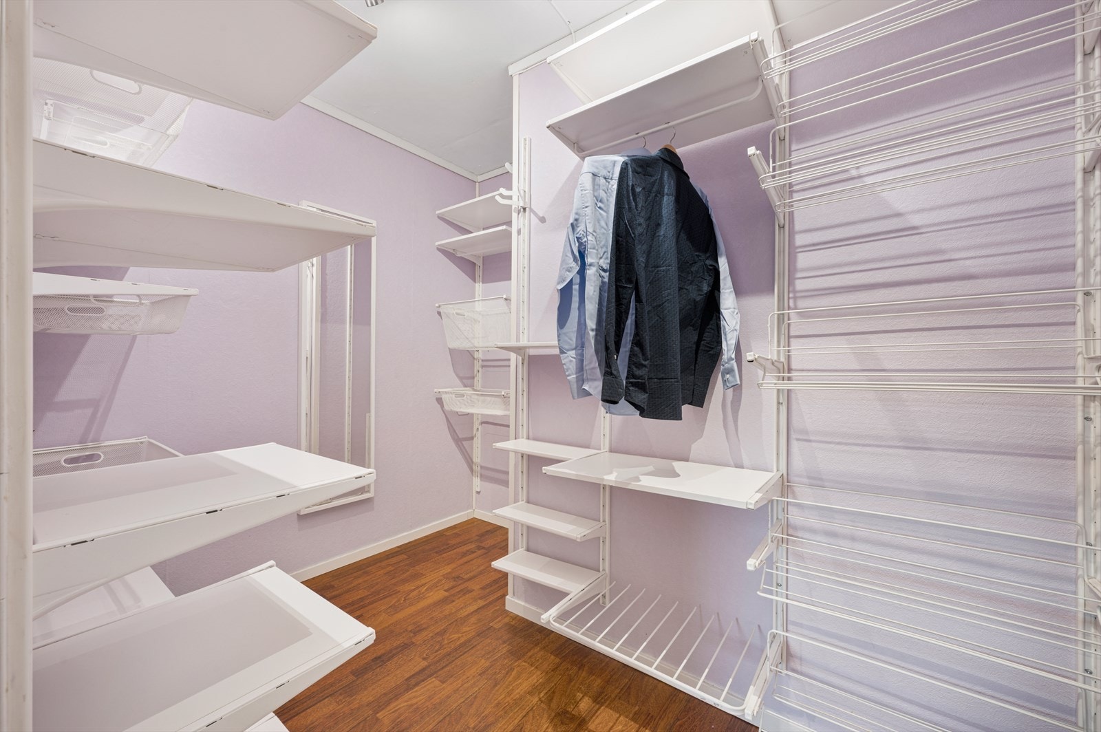 - Merk at hylleløsningene medfølger handelen helt kostnadsfritt - Galleribilde