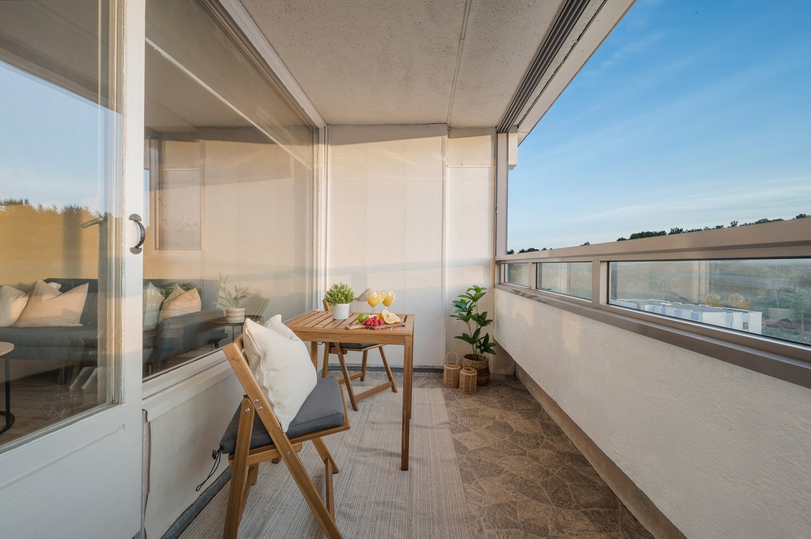 - Merk de skyvbare vindusflatene som gjør at balkongen kan åpnes helt opp. Innglassingen bidrar også til at bruksmulighetene blir betraktelig større - Galleribilde