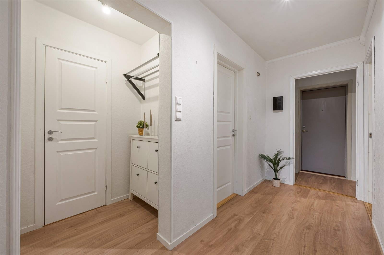 - Romslig gang på 6,7m² med god plass til ønsket oppbevaringsløsning - Galleribilde