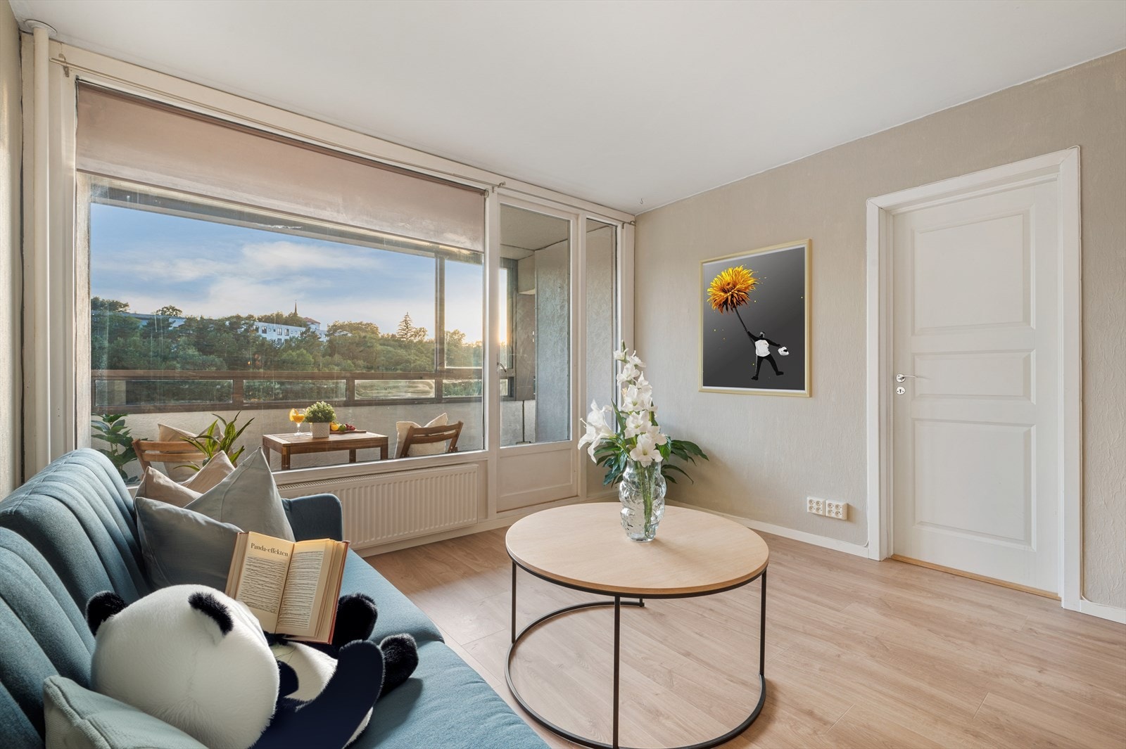 - Stuens praktiske løsning bidrar til at du har god plass til sofagruppe og spisebord i hver sin naturlige sone - Galleribilde