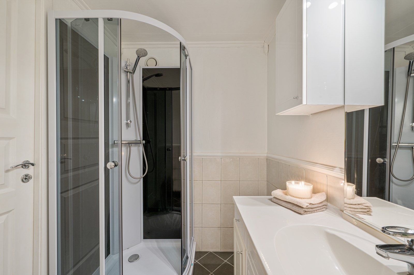 - Merk dusjkabinett (nytt i 2024) som forlenger badets levetid betraktelig - Galleribilde