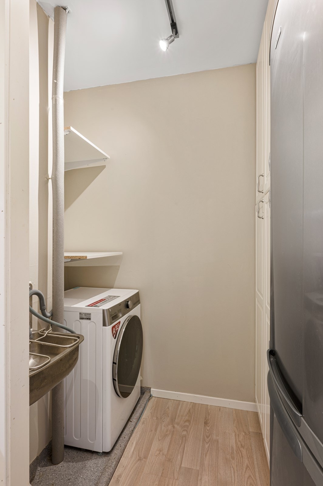 - Videre tilkomst til nisje for vaskemaskin samt ekstra oppbevaring - Galleribilde