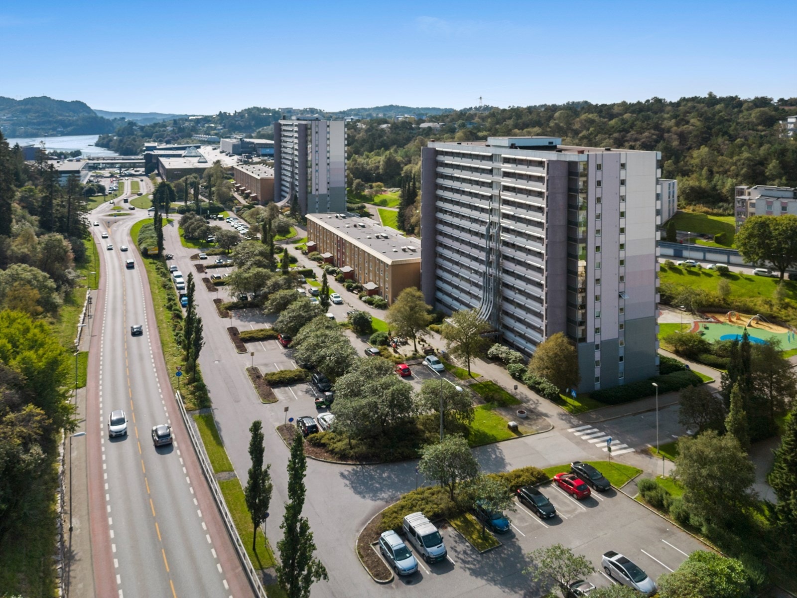 - Nærmeste busstopp ligger ca. 5 minutters gange fra leiligheten. Det er i tillegg kort vei til bussterminalen ved Vestkanten - Galleribilde
