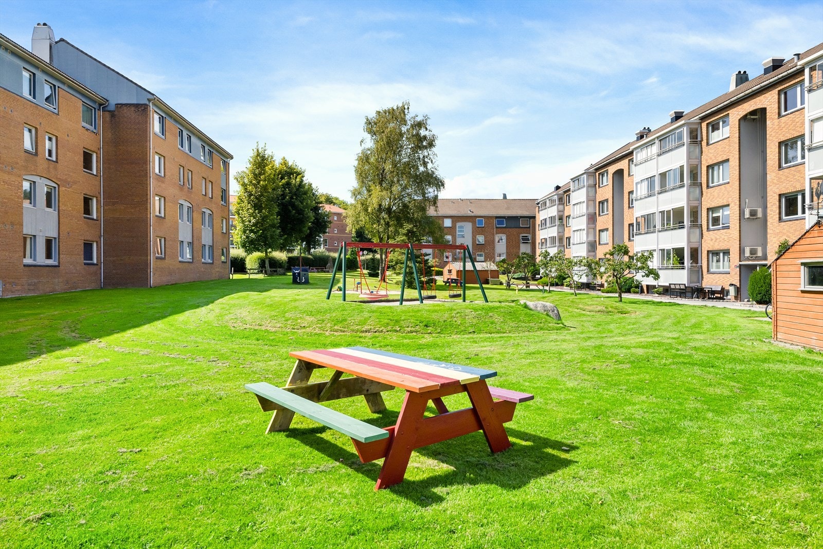 Pene opparbeidede fellesarealer med plen og lekeområder. Galleribilde