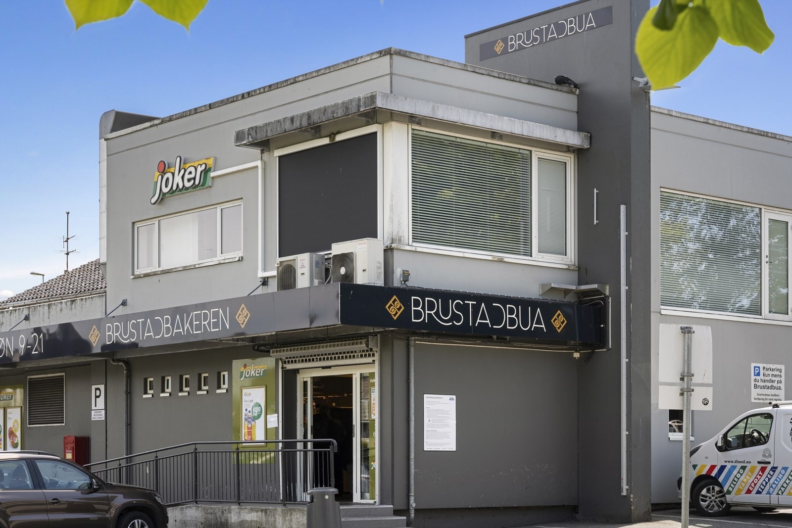 Dagligvarebutikk som Joker Brustadbua ligger en kort spasertur unna, som for øvrig også er søndagsåpent og selger nydelig bakverk. Galleribilde