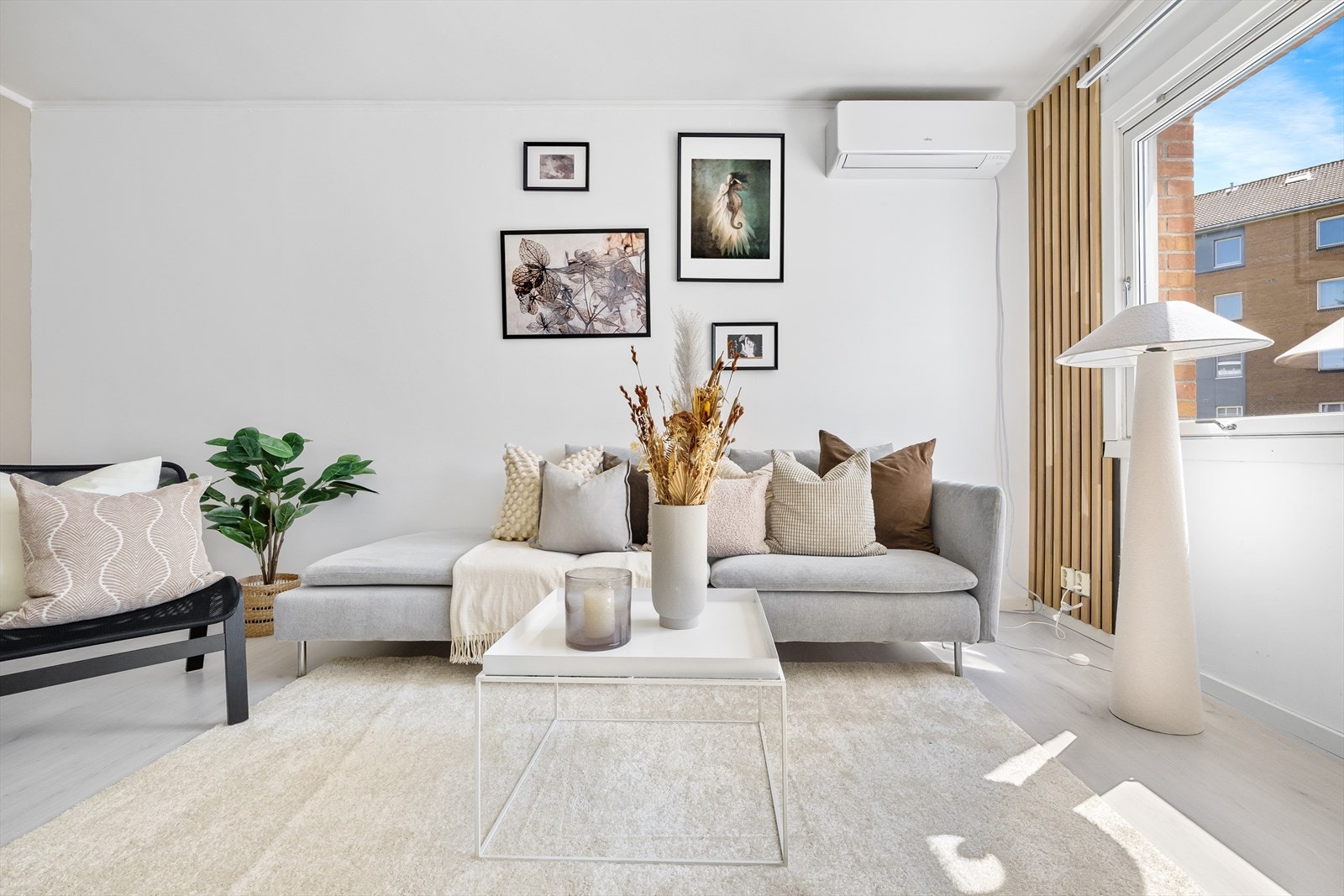 Velkommen til Leif Dietrichsons gate 12G. Romslig stue med plass for sittegruppe. Galleribilde