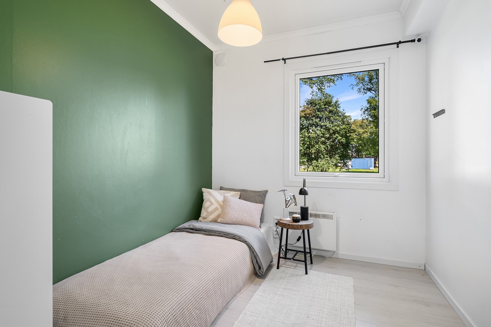 Soverom. Vinduer på soverom, kjøkken og bad er nylig skiftet. Galleribilde