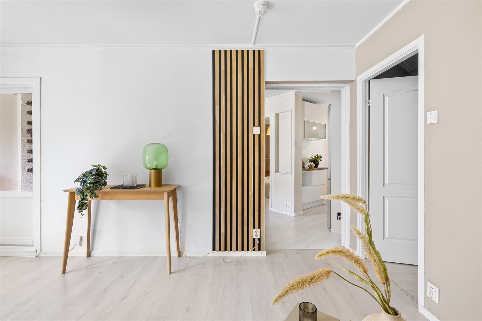 Det er lagt spilevegger i stuen for et moderne utrykk. Galleribilde