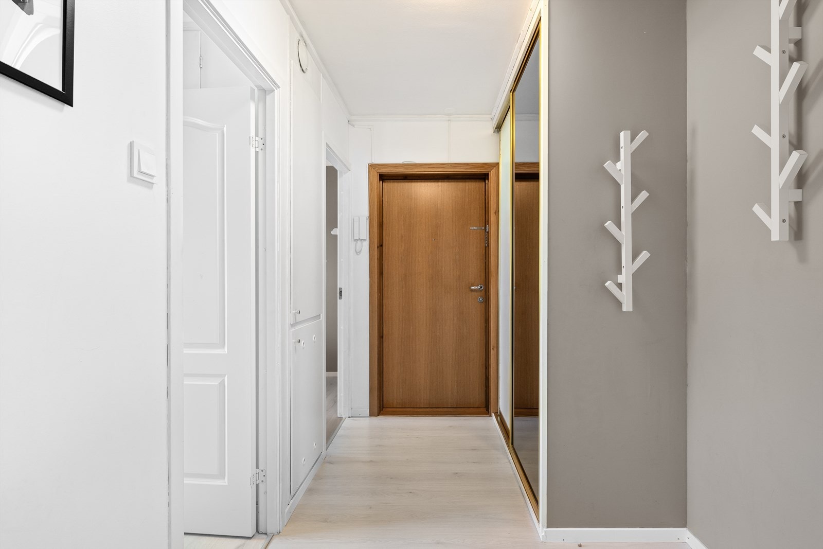 Gang med skyvedørsgarderobe for god oppbevaringsplass. Galleribilde