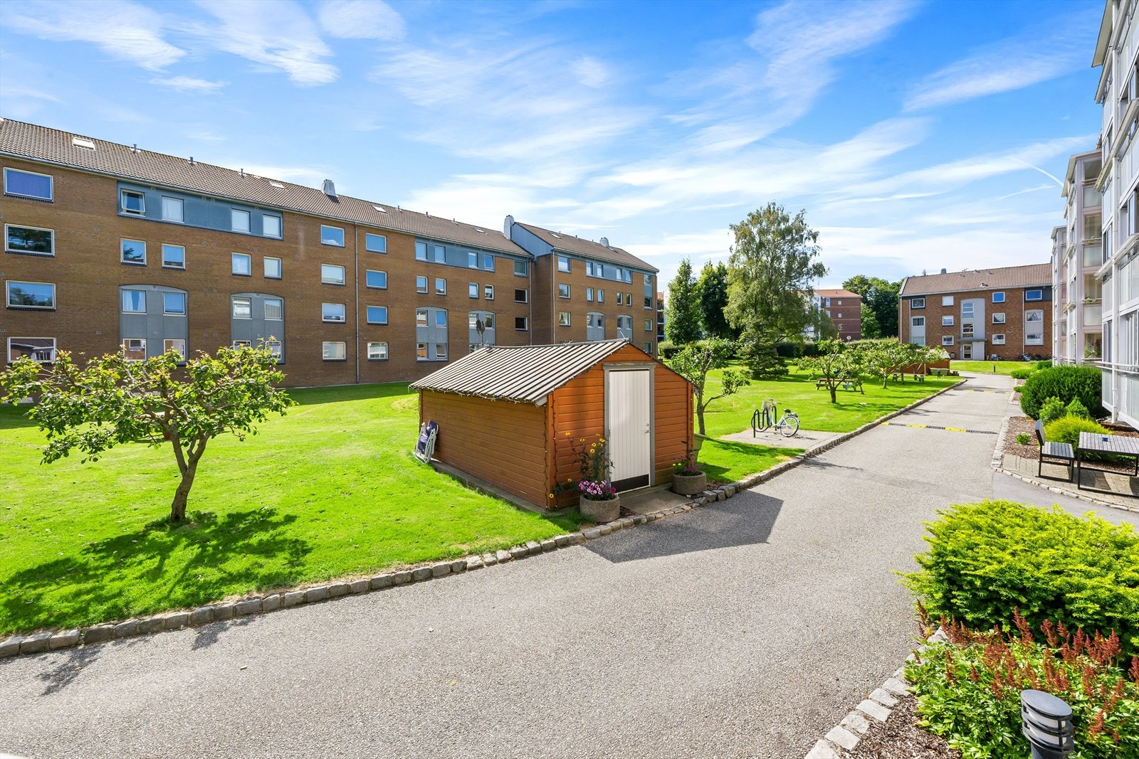 Leiligheten har en sentral beliggenhet med kort avstand til dagligvarebutikk, skoler, UiS, SuS, barnehager, turområder og Stavanger sentrum. Galleribilde