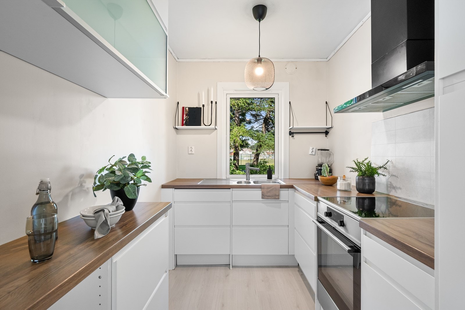 Pent kjøkken fra 2020 med innredning av glatte fronter og benkeplate av laminat. Galleribilde