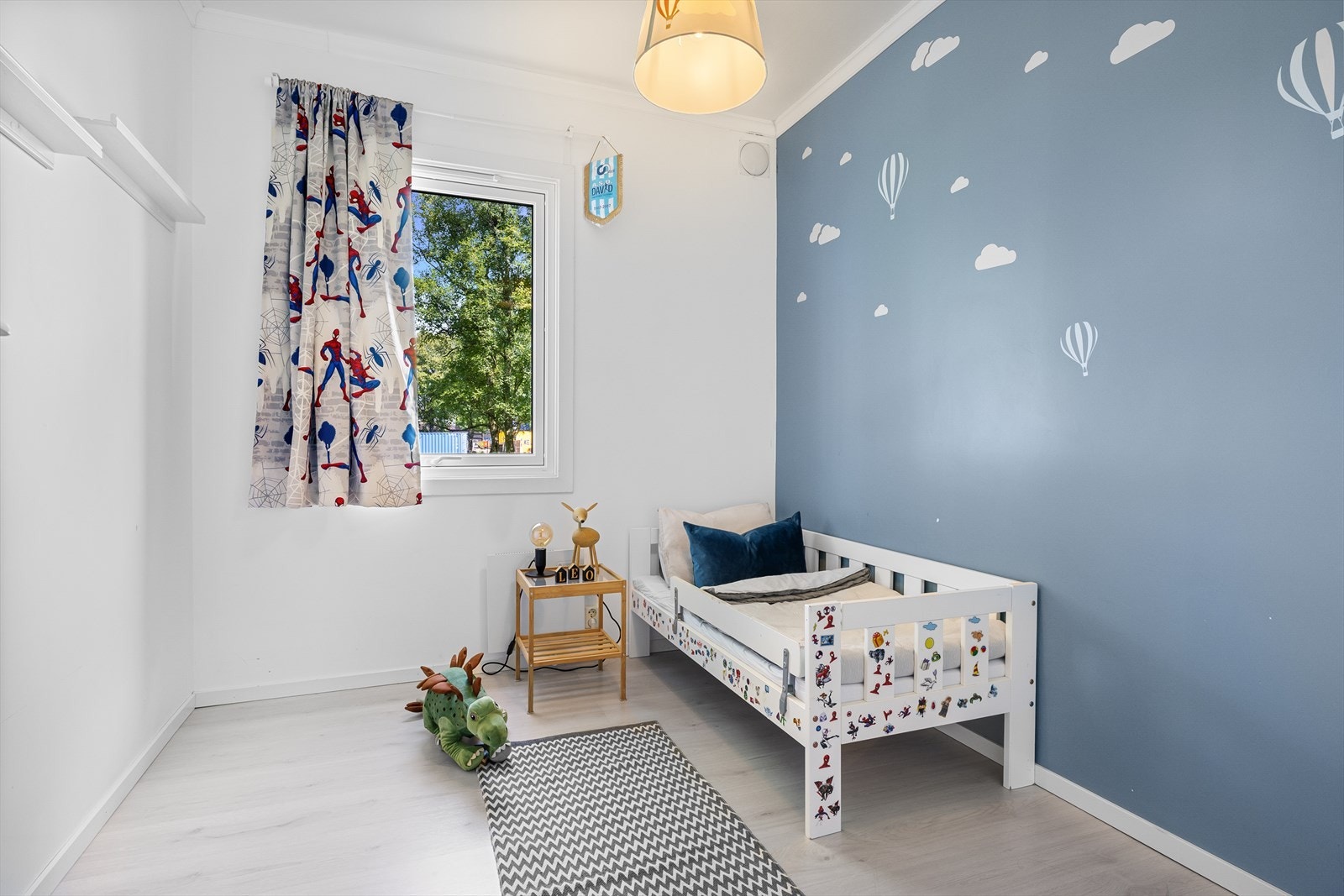 Soverom. Det er i alt 3 soverom i leiligheten. Galleribilde