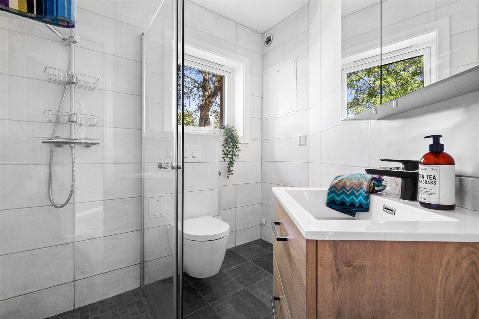 Pent, helfliset baderom oppusset i 2020. Det ble også lagt inn rør-i-rør, varme i gulv og skiftet stikkontakter. Galleribilde