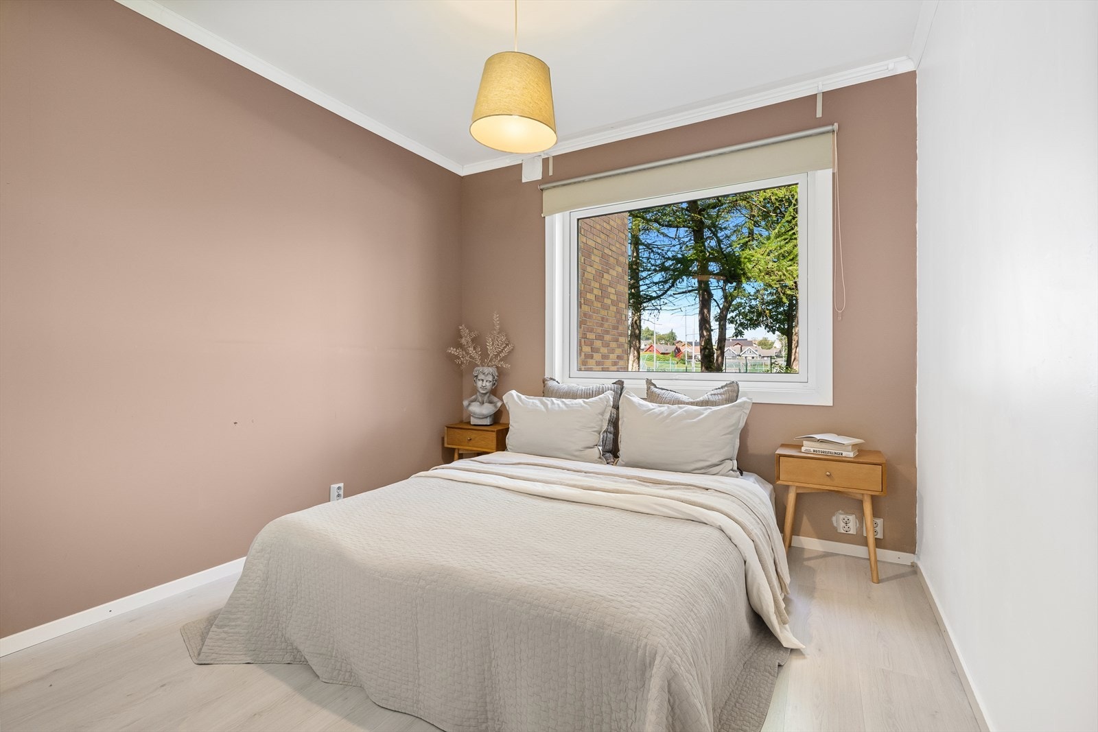 Hovedsoverom er av god størrelse med plass til dobbelseng, nattbord og garderobe. Galleribilde