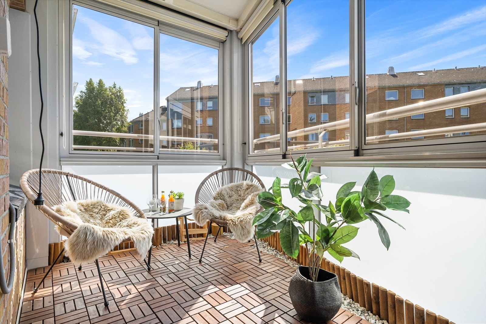 Innglasset balkong på 9 kvm med utgang fra stuen. Galleribilde