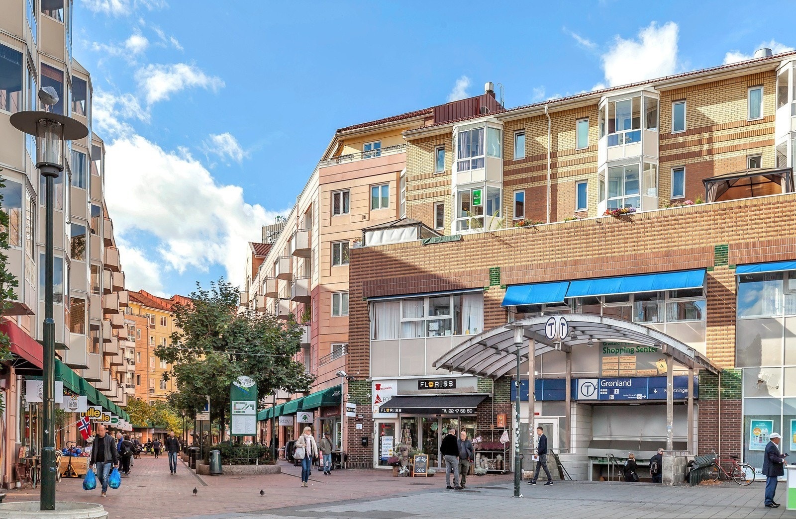 Nærheten til både Grønland T-banestasjon med alle fem linjer, bussterminalen og Jernbanetorget gir deg umiddelbar tilgang på alt av kollektivtransport. En svært praktisk plassering som blant annet gir deg effektiv reisevei til Oslo Lufthavn Gardermoen. Galleribilde