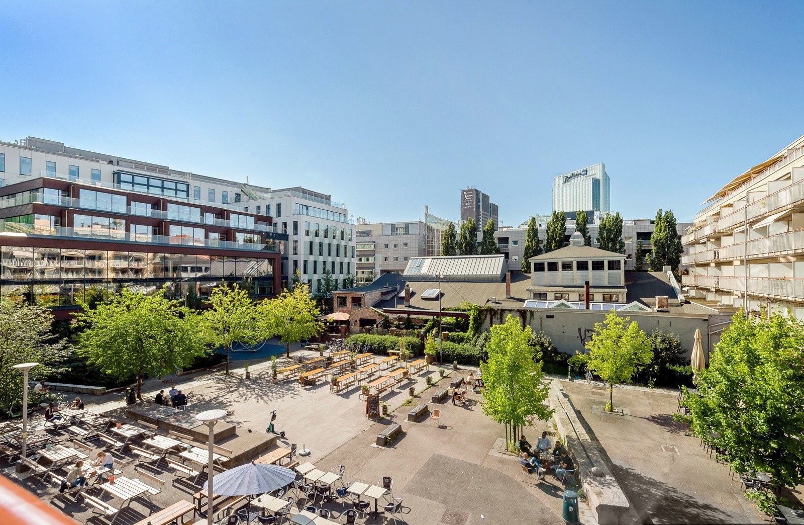 Uteserveringene på Teaterplassen bør også besøkes når sommersolen skinner Galleribilde