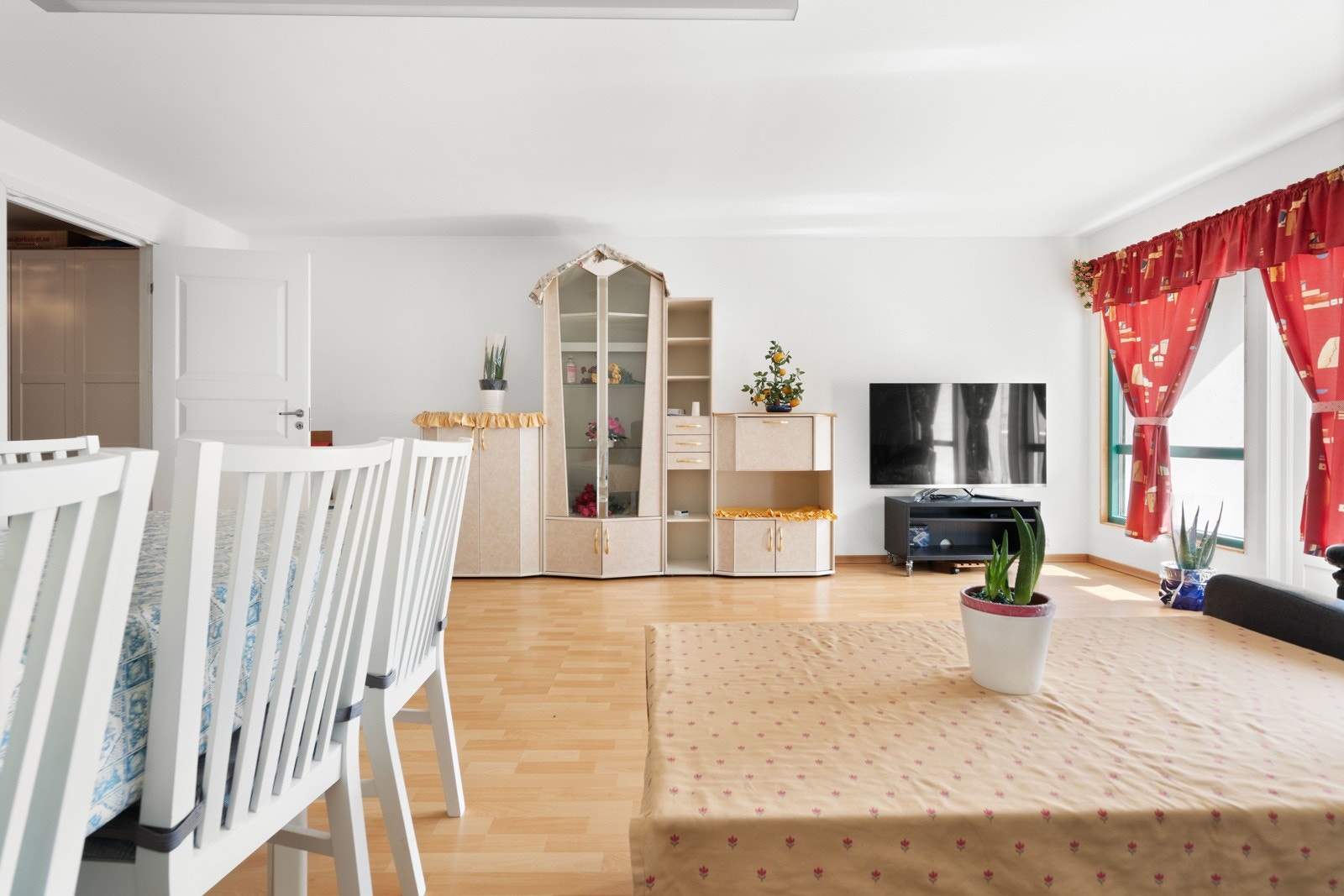 Det er godt med areal for sofagruppe, spisebord og annen innredning, og rommets luftige atmosfære underbygges av flotte høyreiste vindusflater mot balkongen Galleribilde