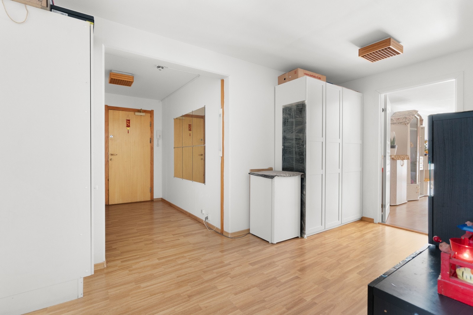 Entréen er romslig utformet med god plass for oppbevaring. Her får du enkelt plass til både sportsutstyr og barnevogn i tillegg til alt av yttertøy. I dag er entréen innredet med kommode og garderobeskap. Galleribilde