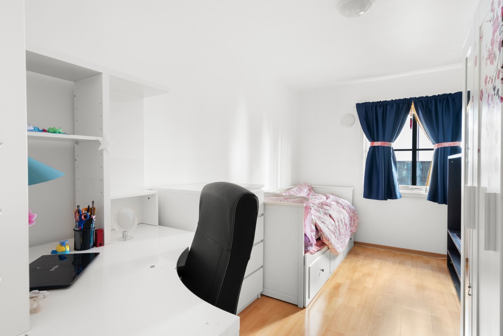 Soverom 1 med god plass til seng, garderobe og andre sovemøblement. Galleribilde