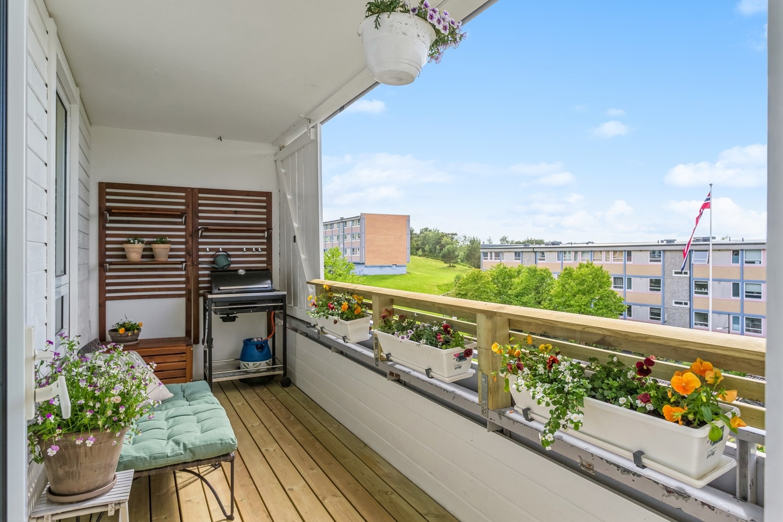 Solrik vestvendt balkong. Her kan man nyte solen fra ca kl 14:00 til ca kl 21:30. Nytt dekke og malt flater i 2023. Galleribilde
