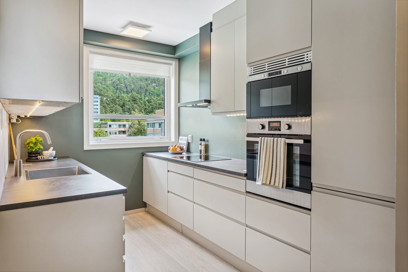 Moderne kjøkkeninnredning fra IKEA. Kjøkken ble frontfornyet med slette fronter i år 2022. Integrerte hvitevarer. Galleribilde