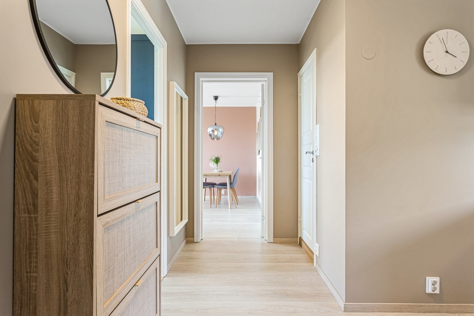 Gangen, som resten av leiligheten, er holdt i duse, moderne farger. Galleribilde