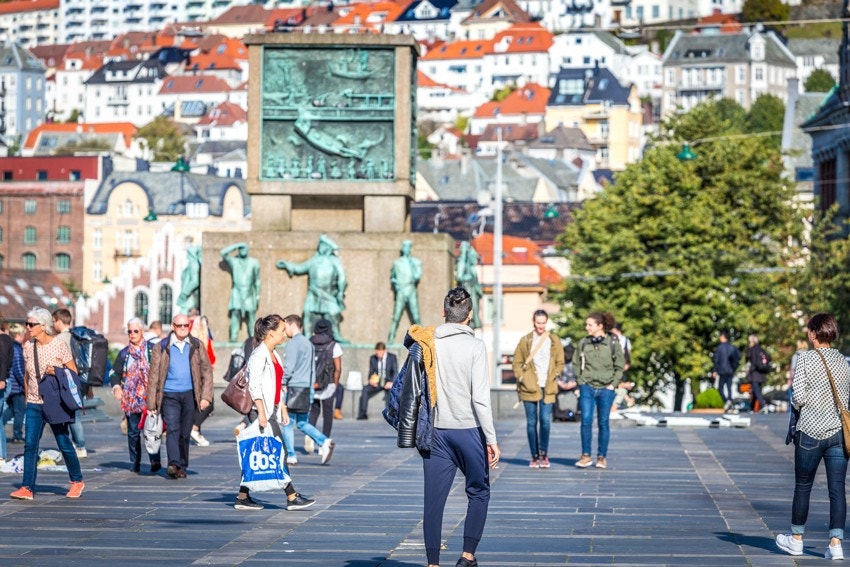 Ca. 6 minutters spasertur til Bergens midtpunkt; Torgallmenningen. Galleribilde