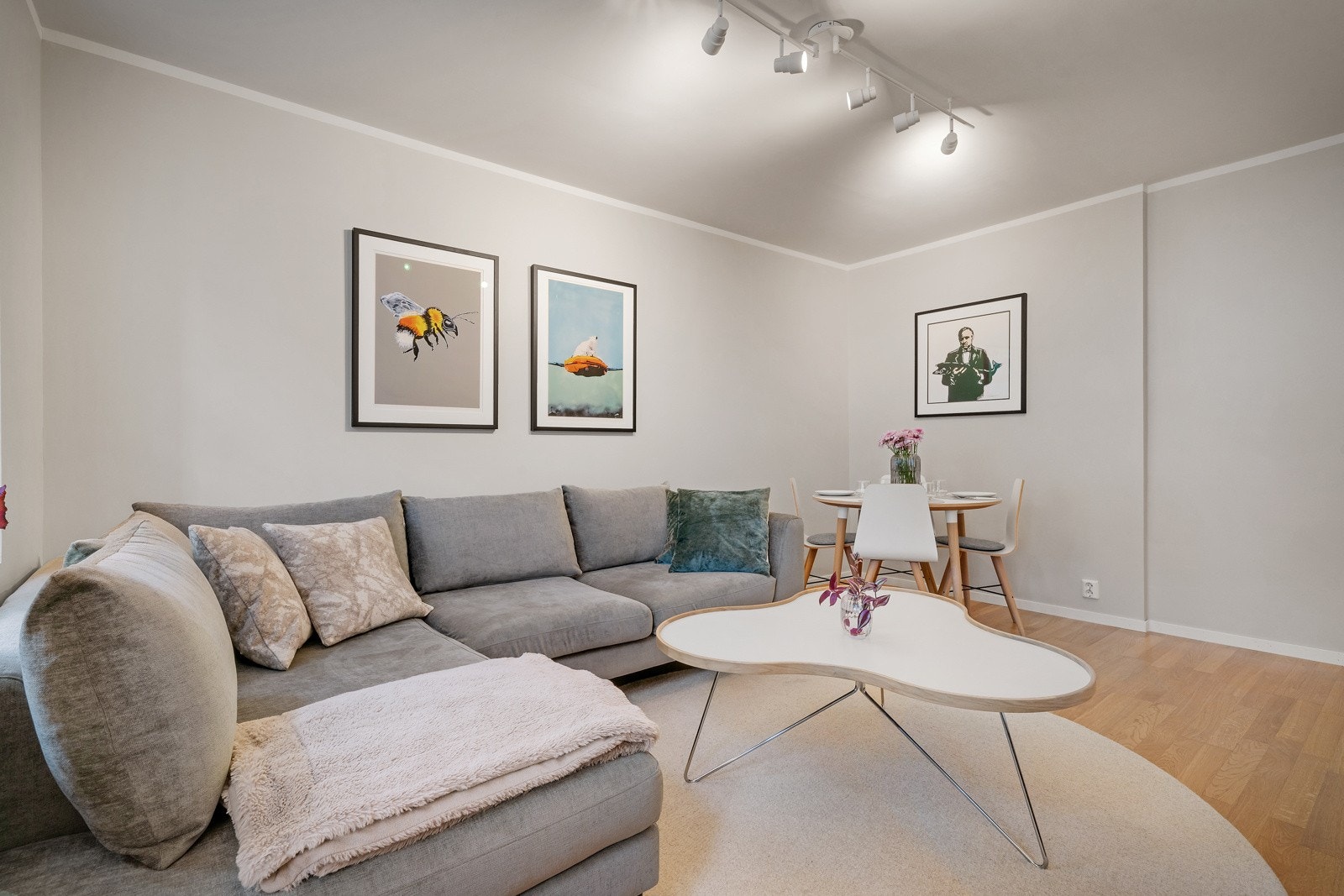 Her er det god plass til både spise- og sittegruppe. Galleribilde