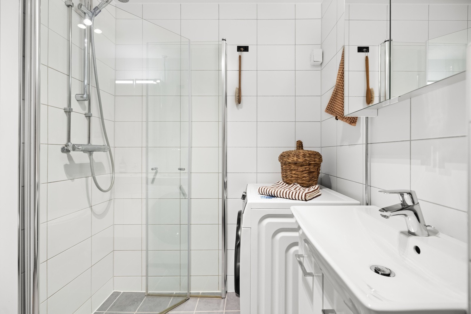 Utstyrt med varmekabler, vegghengt wc, gulvvarme og opplegg for vaskemaskin. Galleribilde