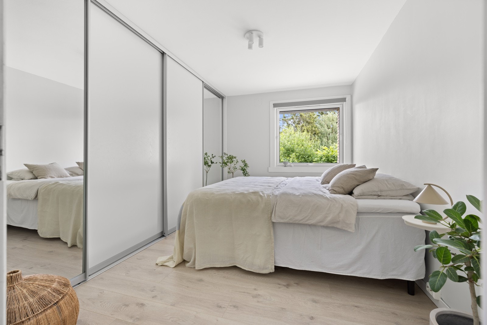 Soverom med stor skyvedørsgarderobe og god plass for dobbeltseng. Galleribilde