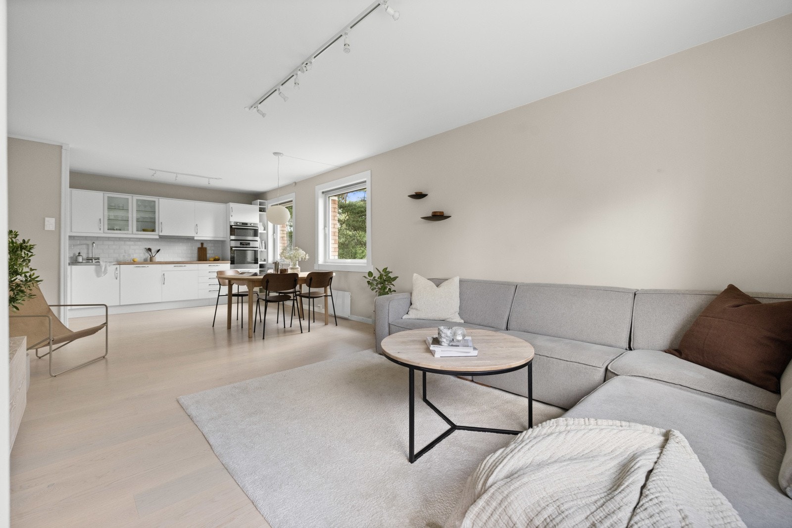 Stilfull og moderne 2-roms hjørneleilighet i høy 1.etasje. Galleribilde