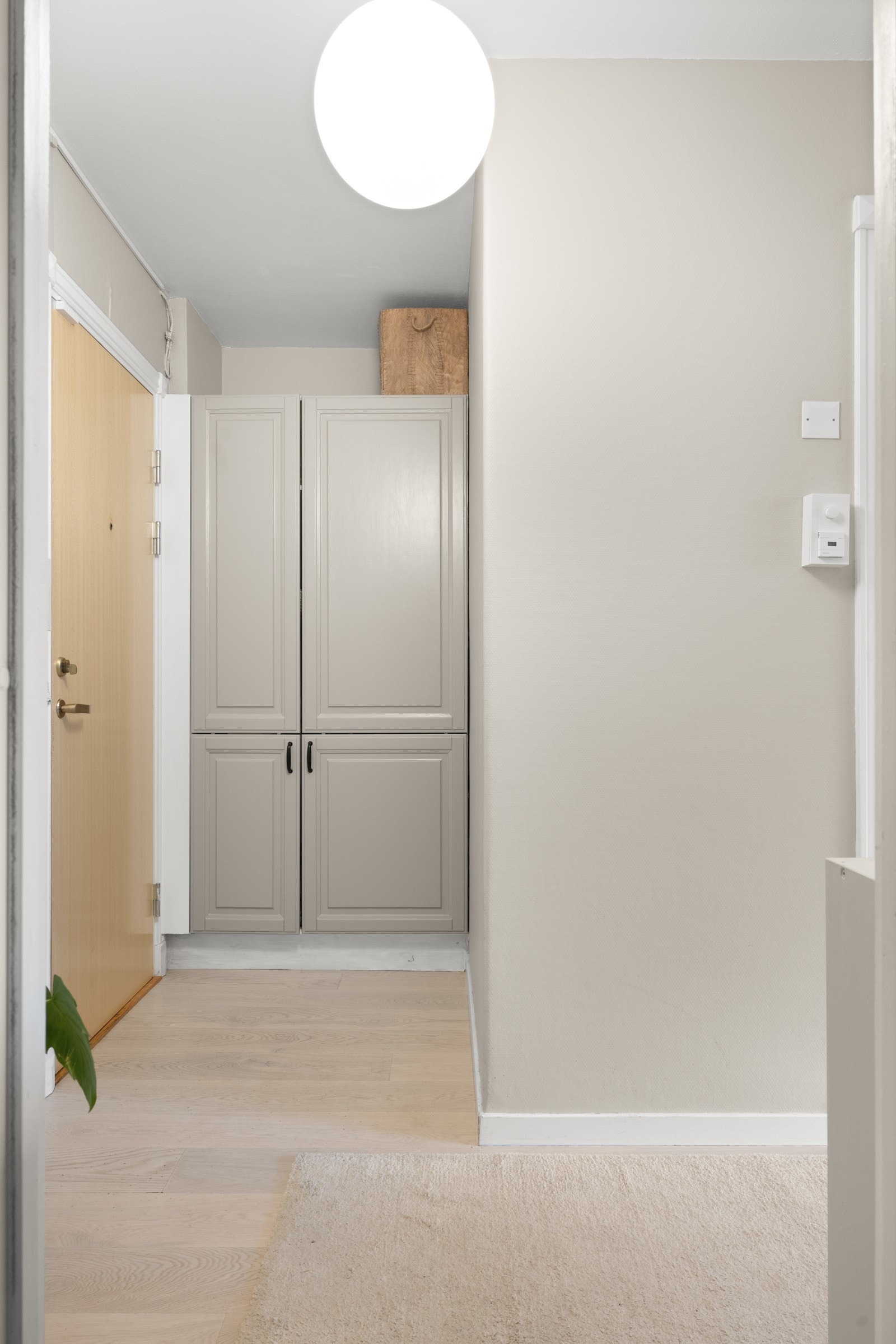 Leiligheten disponerer loftsbod på ca. 6 m² og to kjellerboder på ca. 2,3 m² og 3,7 m². Galleribilde