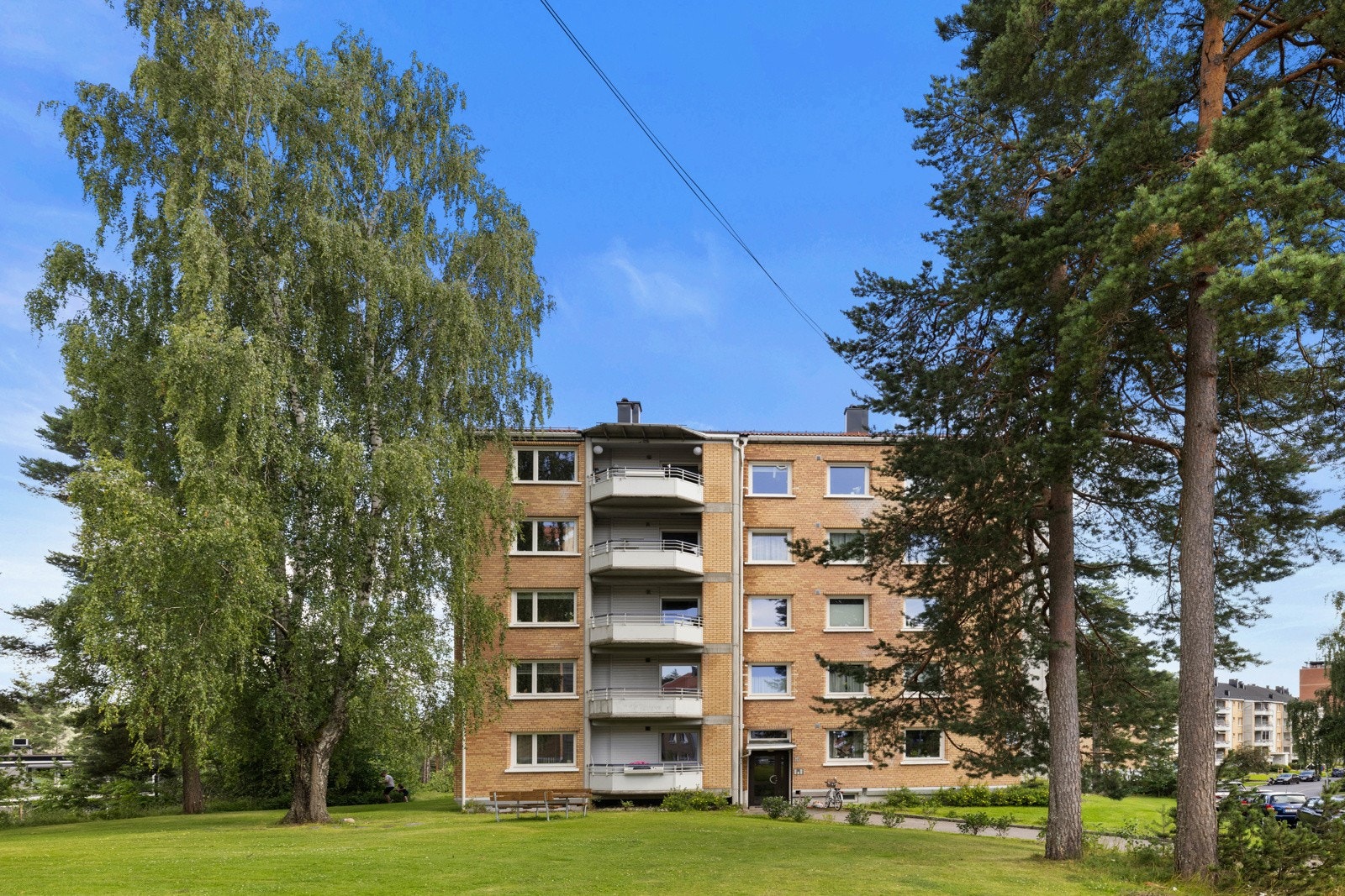 Leiligheten har en flott beliggenhet med stort grøntområde rett utenfor. Galleribilde